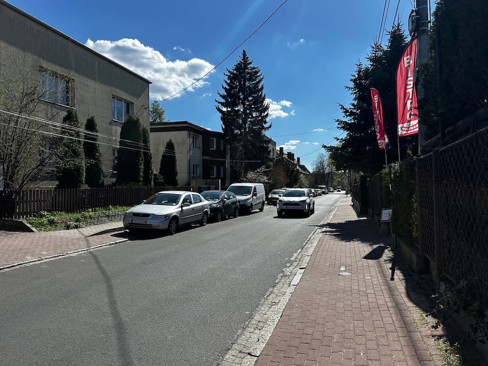 Krzywe chodniki, skrzywione priorytety – dramat mieszkańców Ligoty i Panewnik.
