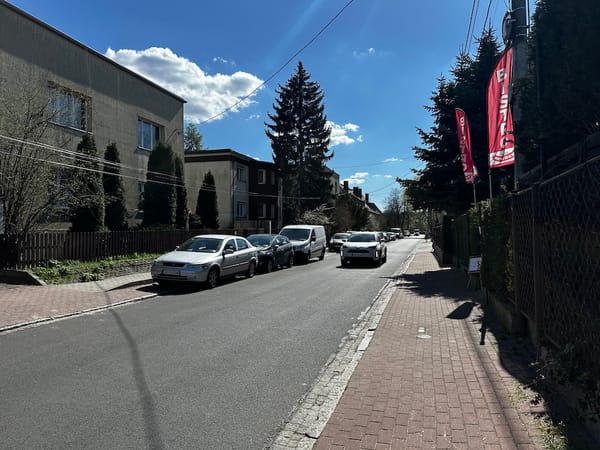 Krzywe chodniki, skrzywione priorytety – dramat mieszkańców Ligoty i Panewnik.